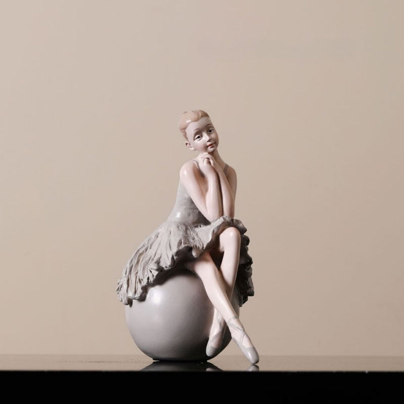Escultura Adorno em Resina Bailarina Observando
