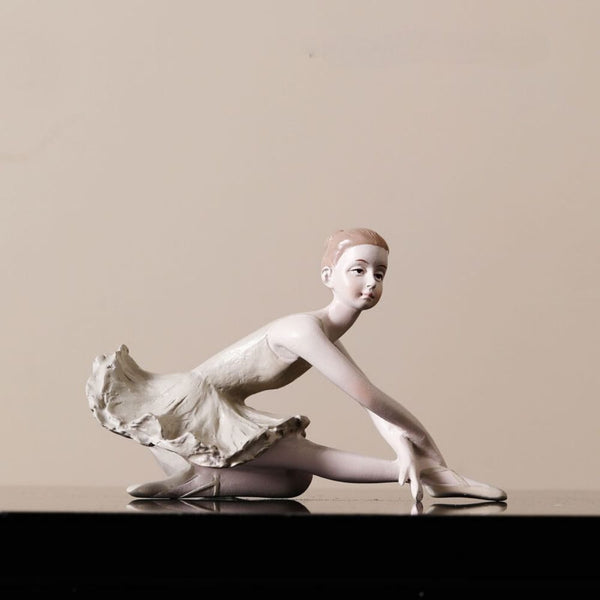Escultura Adorno em Resina Bailarina Alongando