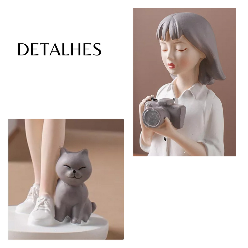 Estatueta Decorativa Mika Viajante Blogueira