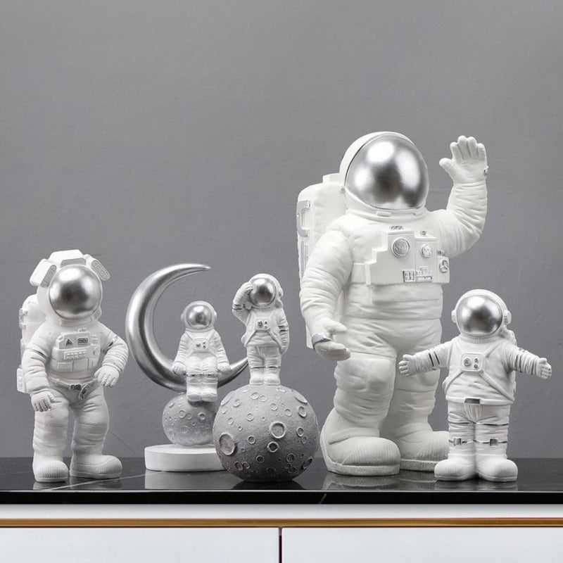 Estatueta Decorativa de Astronauta Abraço