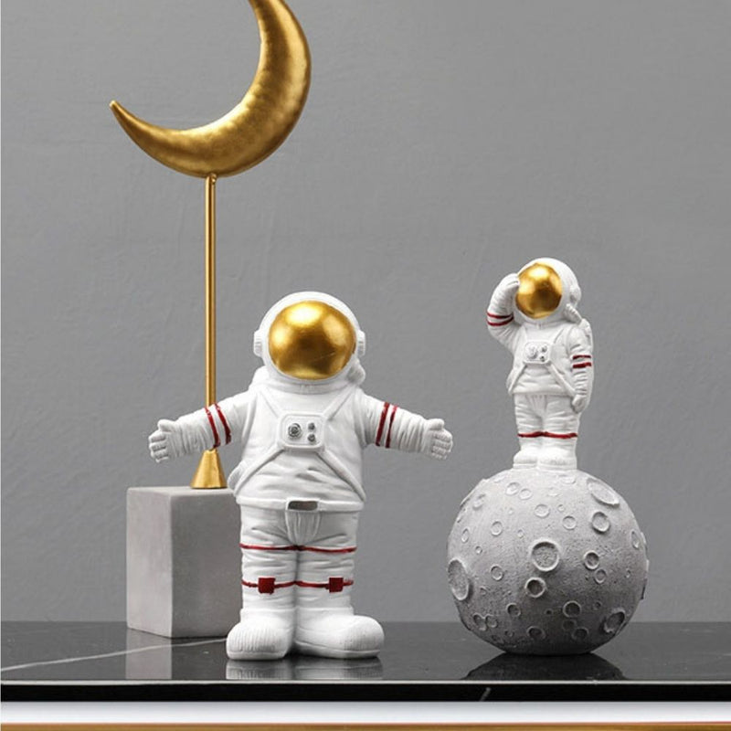 Estatueta Decorativa de Astronauta Desbravando o Desconhecido