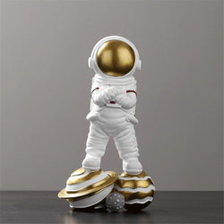 Estatueta Decorativa de Astronauta Dominando o Universo