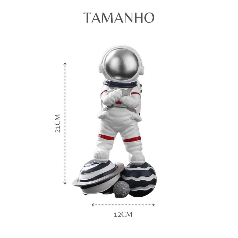 Estatueta Decorativa de Astronauta Dominando o Universo