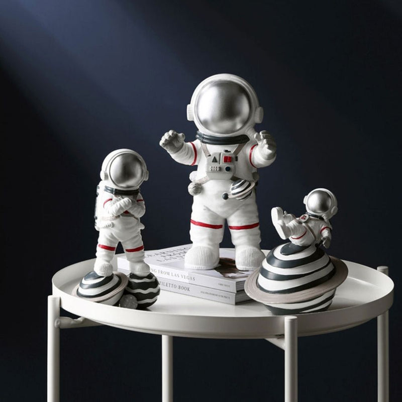 Estatueta Decorativa de Astronauta Dominando o Universo