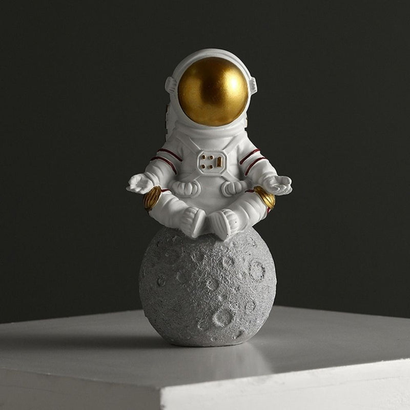 Estatueta Decorativa de Astronauta Meditando na Lua