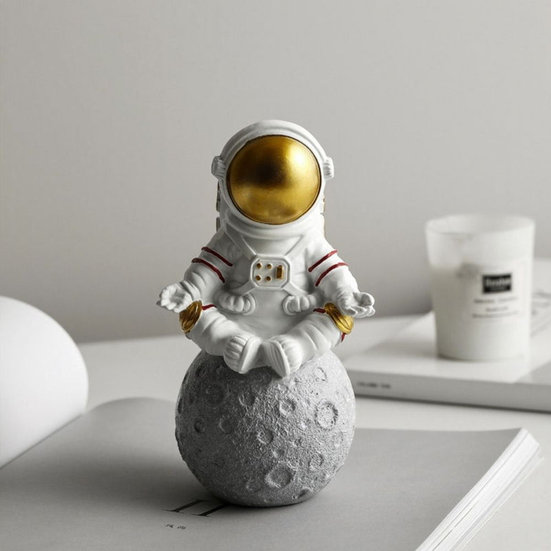Estatueta Decorativa de Astronauta Meditando na Lua