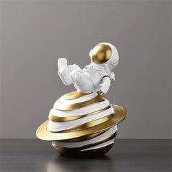 Estatueta Decorativa  de Astronauta Pouso em Saturno