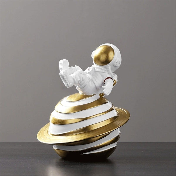 Estatueta Decorativa  de Astronauta Pouso em Saturno