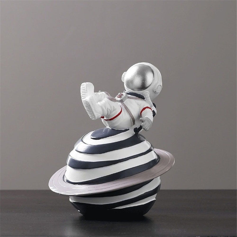 Estatueta Decorativa  de Astronauta Pouso em Saturno