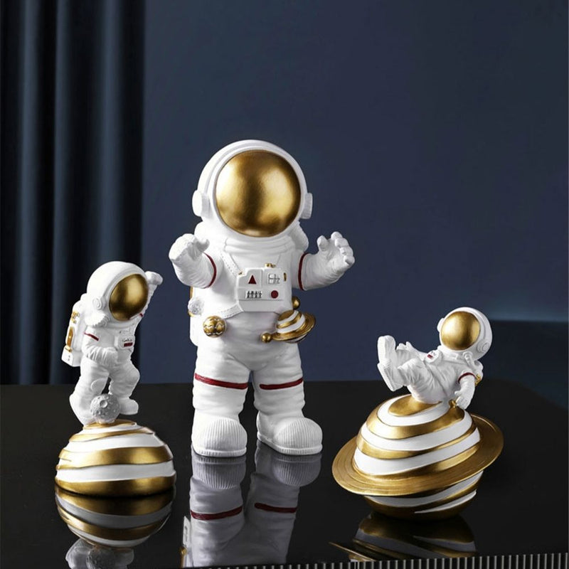 Estatueta Decorativa  de Astronauta Pouso em Saturno