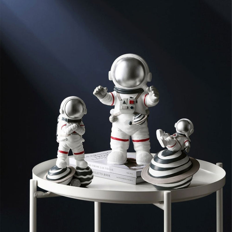 Estatueta Decorativa  de Astronauta Pouso em Saturno