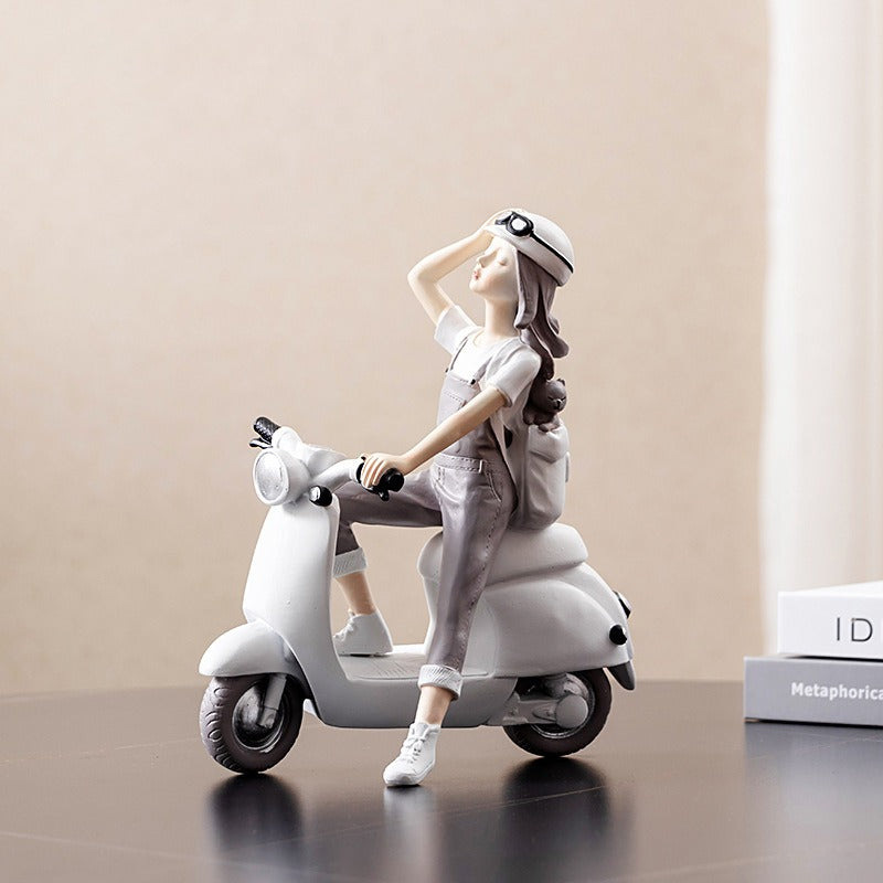 Estatueta Decorativa Mika Viajante Lambretta