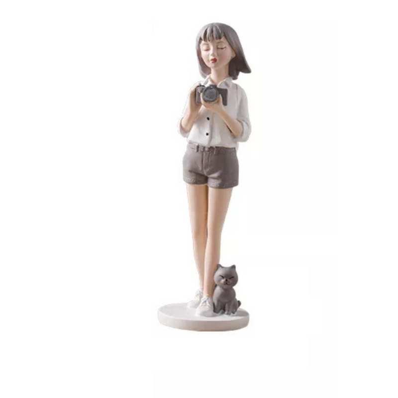 Estatueta Decorativa Mika Viajante Blogueira