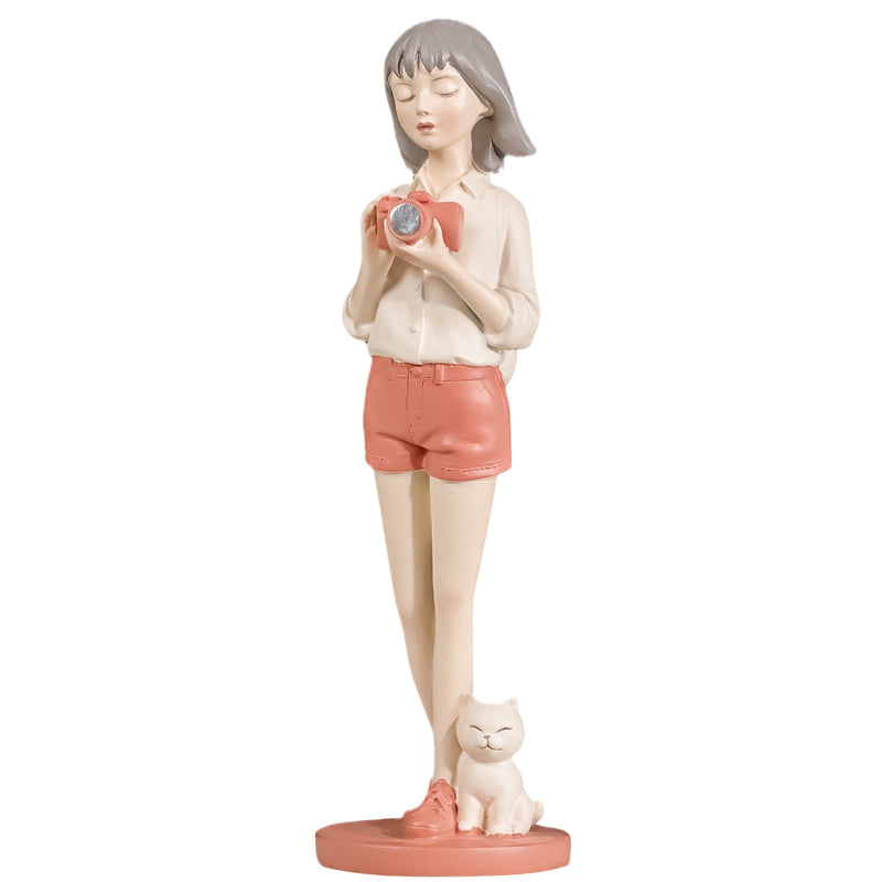 Estatueta Decorativa Mika Viajante Blogueira